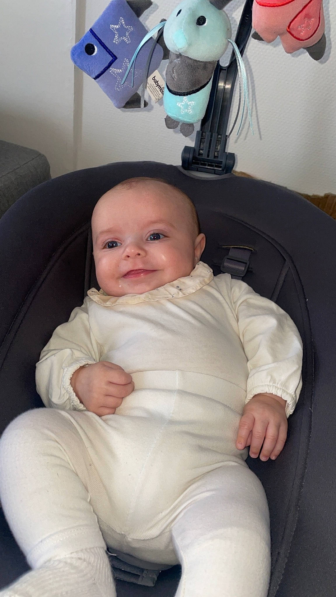 émy a rejoint le concours — aidez-le/la à gagner de superbes lots ! auto_part, baby, baby_products, baby_toddler_clothing, car_seat, chair, cheek, child, comfort, eye, gas, human_leg, knee, lap, person, sitting, smile, thigh, thumb, toddler