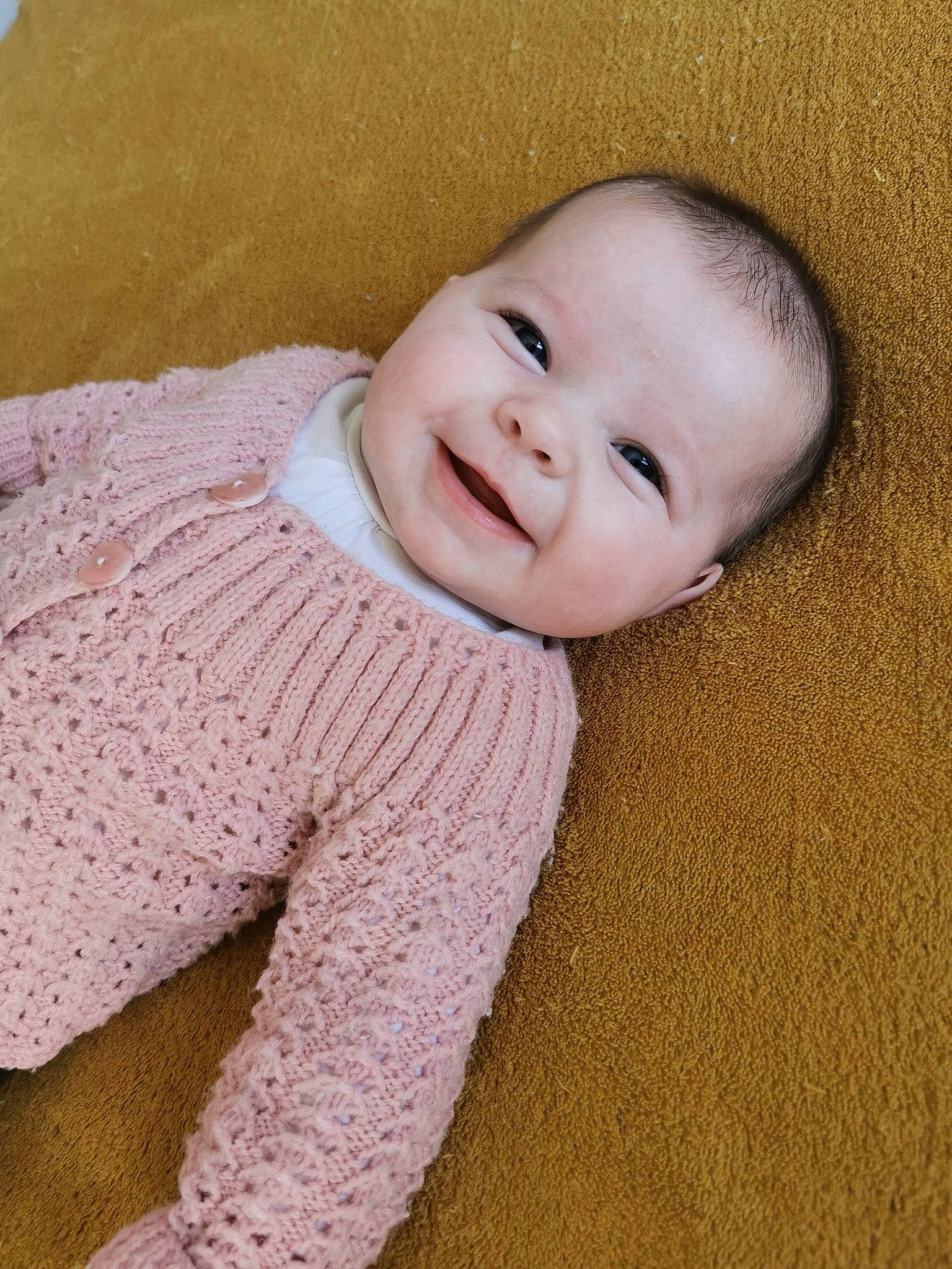 Jade a rejoint le concours — aidez-le/la à gagner de superbes lots ! baby, baby_laughing, baby_toddler_clothing, cheek, child, collar, comfort, eye, flooring, happy, head, iris, joy, nose, pattern, person, pink, skin, sleeve, smile