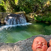 Kloé a rejoint le concours — aidez-le/la à gagner de superbes lots ! baby, sleeping, waterfall, nature, rock, arm, tattoo, greenery, outdoor, peaceful, infant, relaxation, sunlight, portrait, freshwater, calm, skin, scenery, daytime, rest