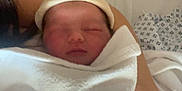 Maxime participe au concours pour gagner de l'argent avec cette photo : newborn, baby, infant, blanket, hat, hospital, bed, arm, resting, sleeping, person, skin, clothing, comfort, care, indoor, healthcare, parent, human, wrapped