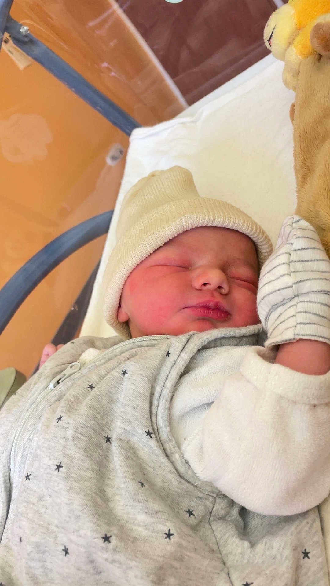 Maxime a rejoint le concours — aidez-le/la à gagner de superbes lots ! newborn, baby, sleeping, crib, hat, mittens, plush_toy, blanket, star_pattern, clothing, infant, peaceful, cute, indoor, resting, soft, cozy, portrait, child, person