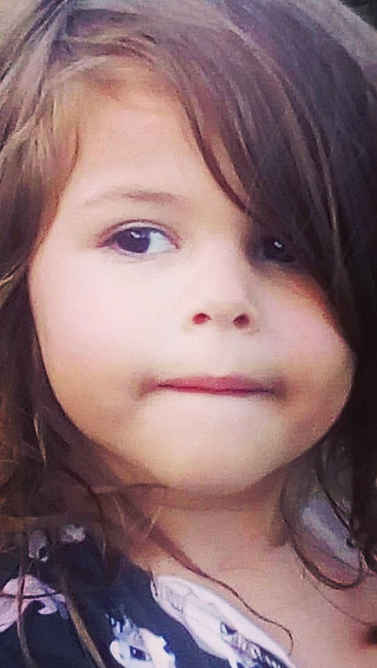 Evangeline a rejoint le concours — aidez-le/la à gagner de superbes lots ! beauty, black_hair, cheek, child, chin, close_up, eye, eyebrow, face, forehead, girl, hairstyle, head, human_hair_color, lip, mouth, nose, person, selfie, skin