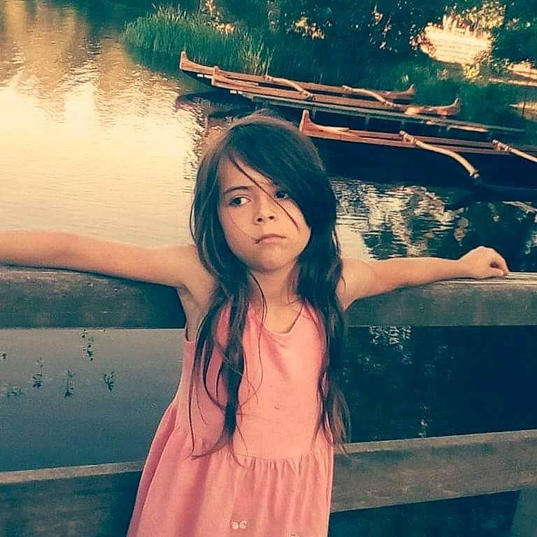 Kahina participe au concours pour gagner de l'argent avec cette photo : beauty, black_hair, brown_hair, fun, girl, hairstyle, happiness, human_hair_color, long_hair, neck, person, photography, summer, water