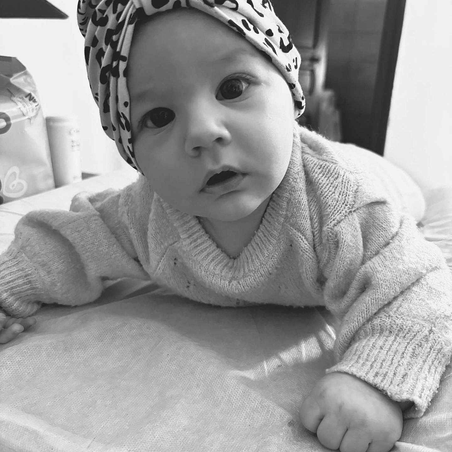 Maï-Lee a rejoint le concours — aidez-le/la à gagner de superbes lots ! baby, bodypart, bonnet, cap, clothing, face, finger, furniture, hand, happy, hat, head, knitwear, person, photography, portrait, scarf, smile, sweater, turban