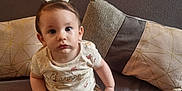 Maï-Lee a rejoint le concours — aidez-le/la à gagner de superbes lots ! baby, bow, child, clothing, couch, cute, expression, face, furniture, home, indoor, looking, pattern, person, pillow, portrait, sitting, textile, toddler, young