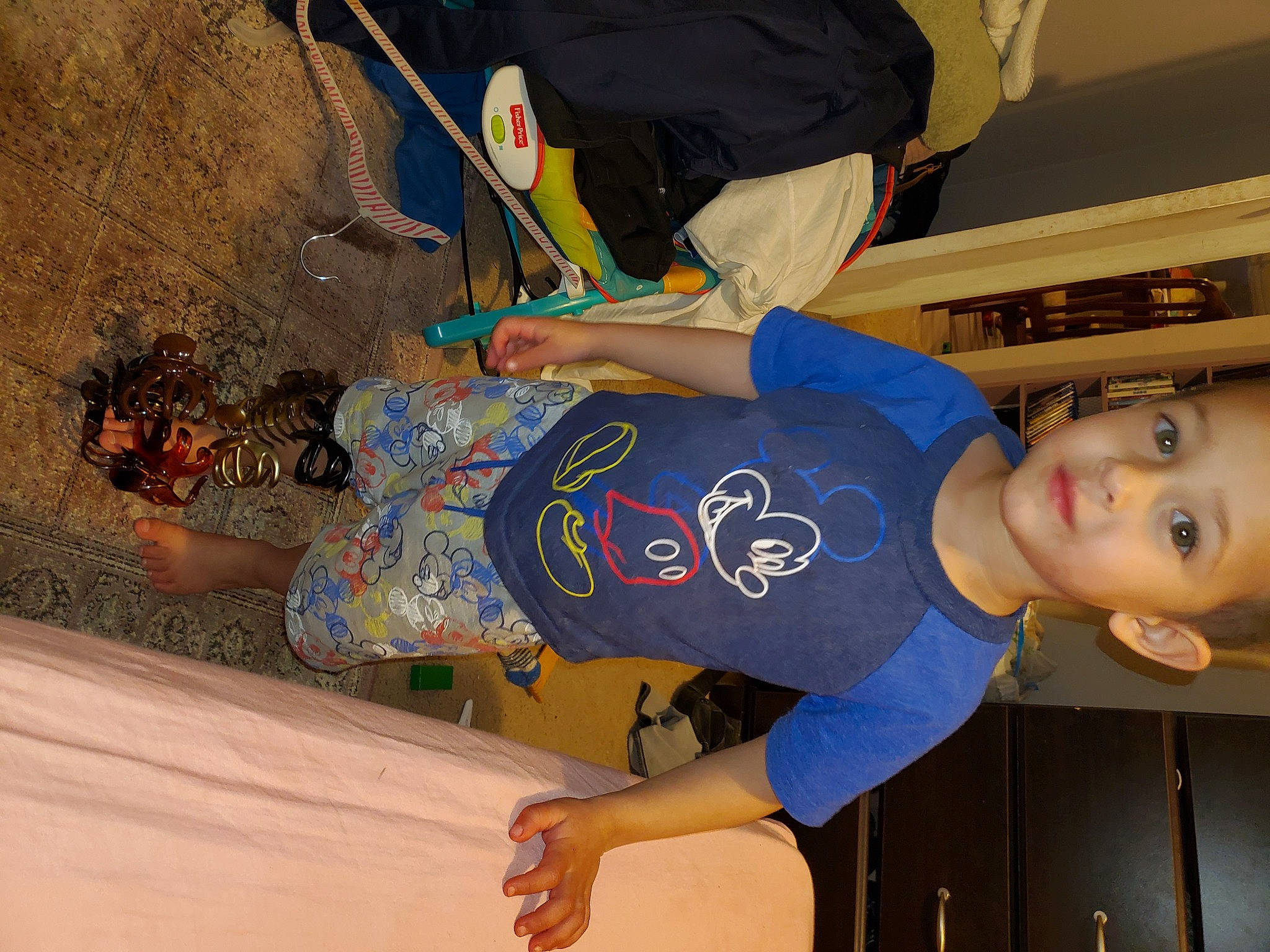 Aizen is registered to the contest to win money with this photo: child, fun, leg, person