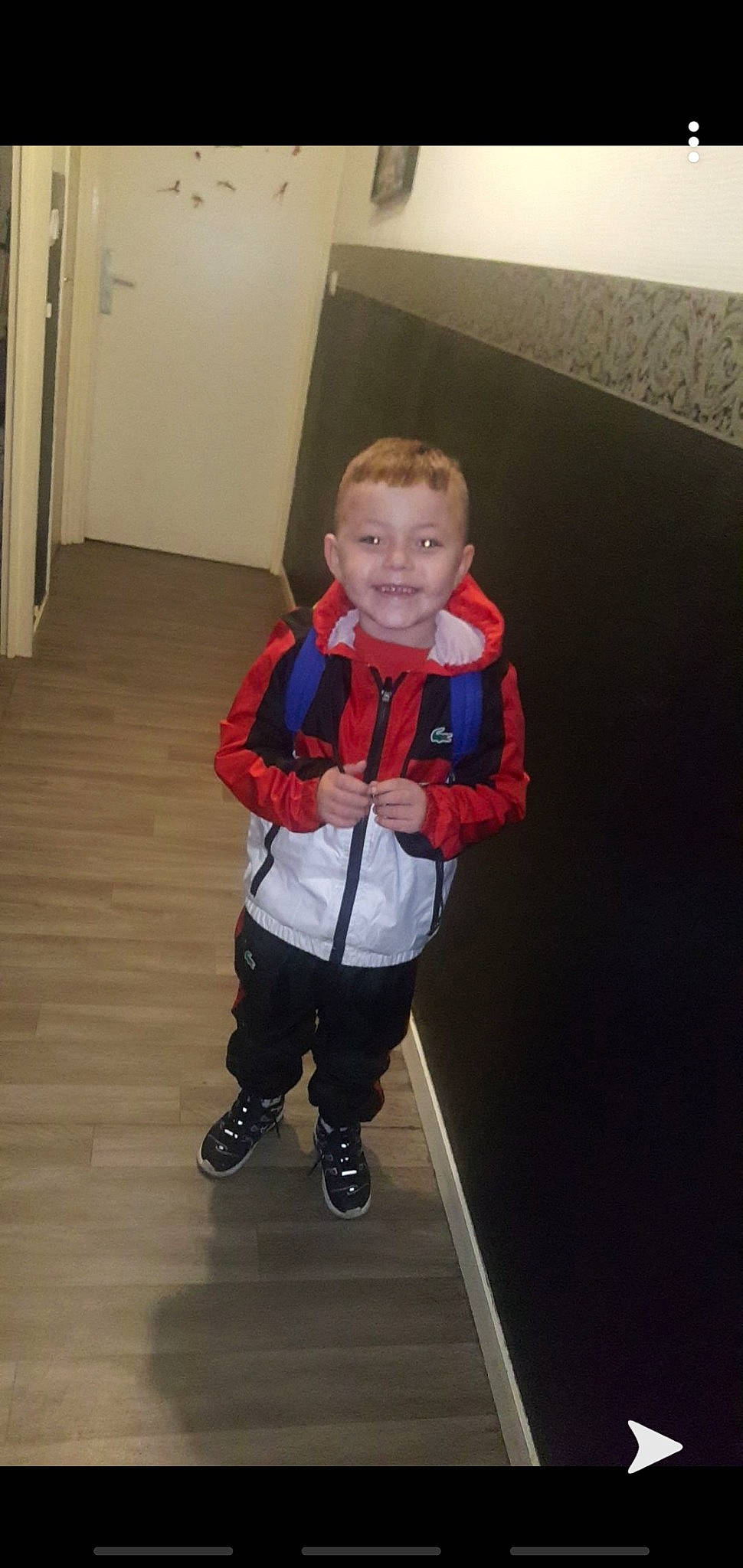 Vincenzo a rejoint le concours — aidez-le/la à gagner de superbes lots ! child, jacket, joy, outerwear, person, shoulder, smile, standing, toddler, vacation