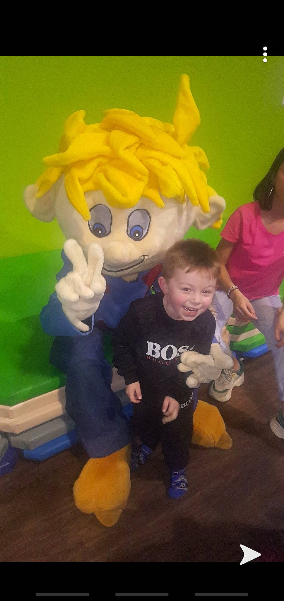 Livio a rejoint le concours — aidez-le/la à gagner de superbes lots ! animation, child, fun, joy, mascot, person, plush, stuffed_toy, toddler, toy, yellow