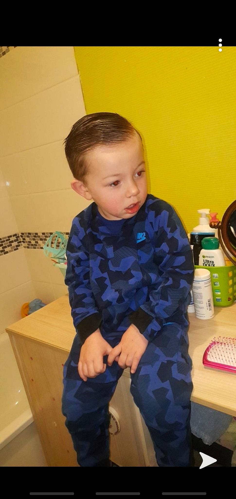 Livio participe au concours pour gagner de l'argent avec cette photo : child, outerwear, person, play, sitting, sleeve, standing, t_shirt, toddler