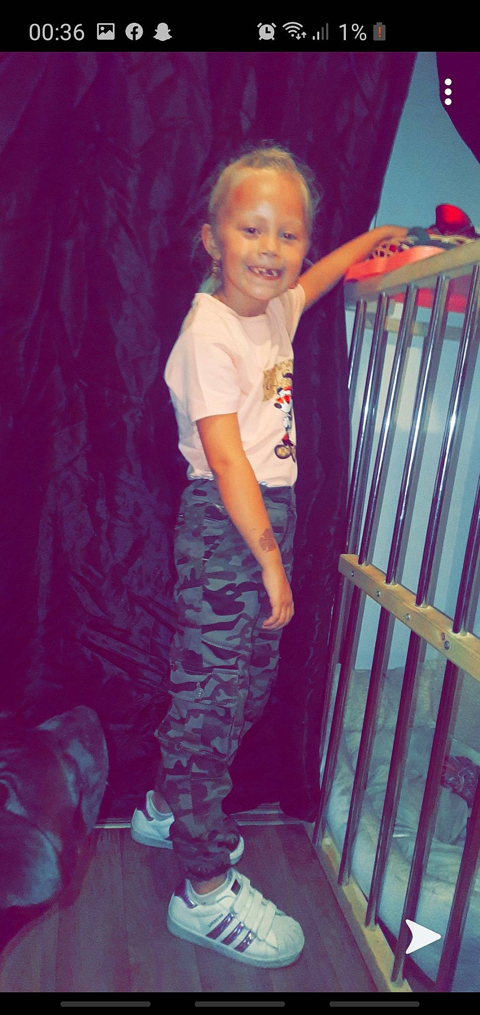 Lilliana participe au concours pour gagner de l'argent avec cette photo : child, joy, person, pink, product, smile, standing