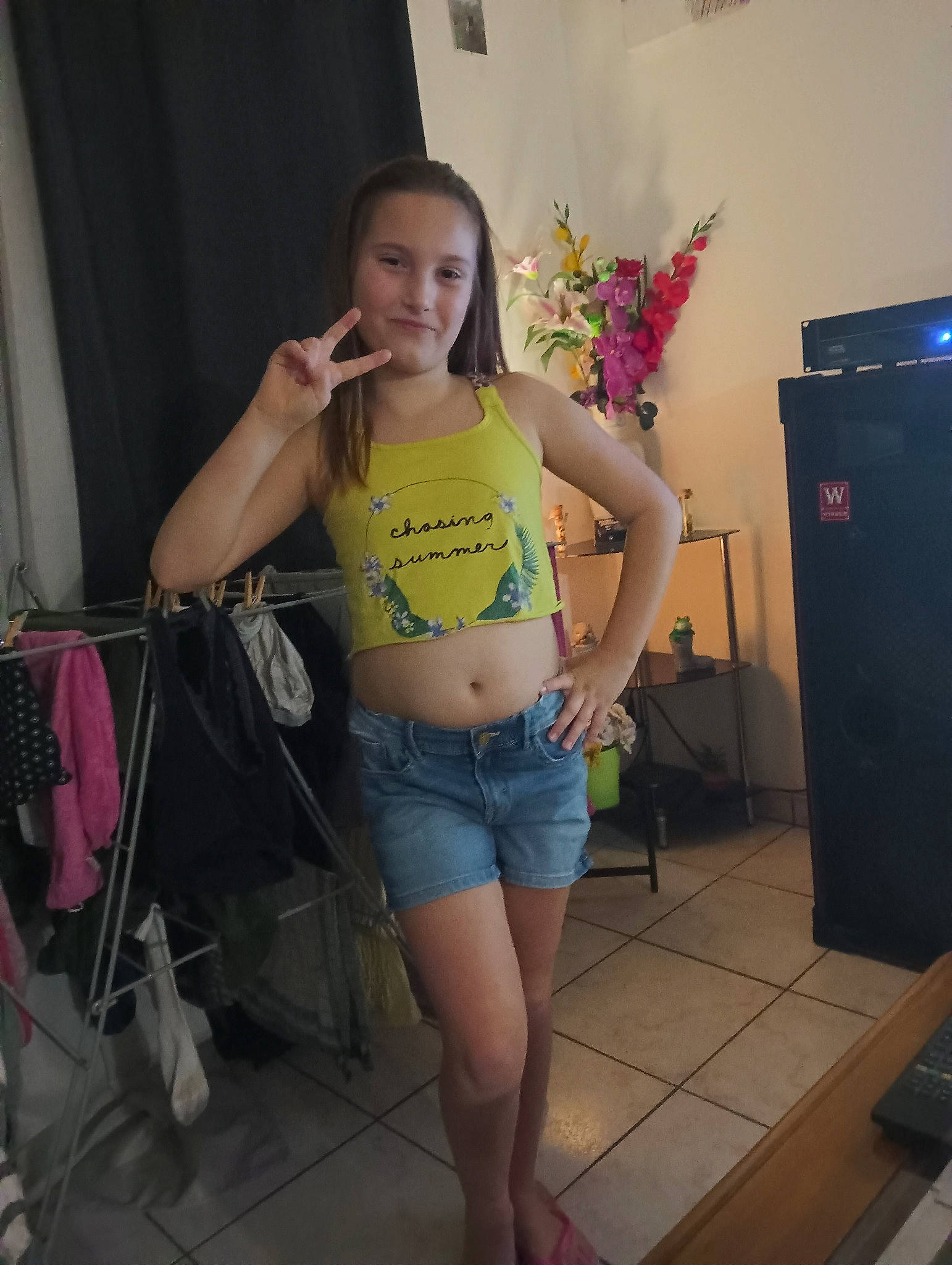 Mya participe au concours pour gagner de l'argent avec cette photo : abdomen, chair, chest, curtain, elbow, fun, hairstyle, human_leg, jean_short, joint, joy, knee, leg, navel, person, shorts, shoulder, stomach, t_shirt, thigh