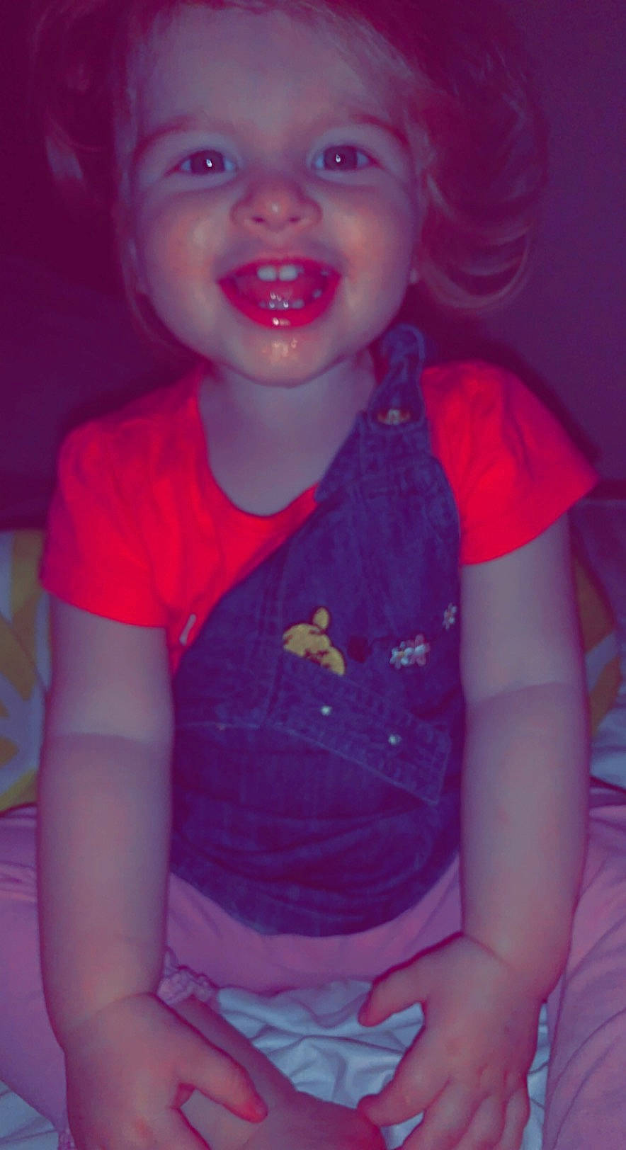 Maëlys participe au concours pour gagner de l'argent avec cette photo : arm, cheek, chest, cool, eye, fun, happy, iris, lip, magenta, mouth, nose, organ, person, pink, purple, skin, sleeve, smile, t_shirt