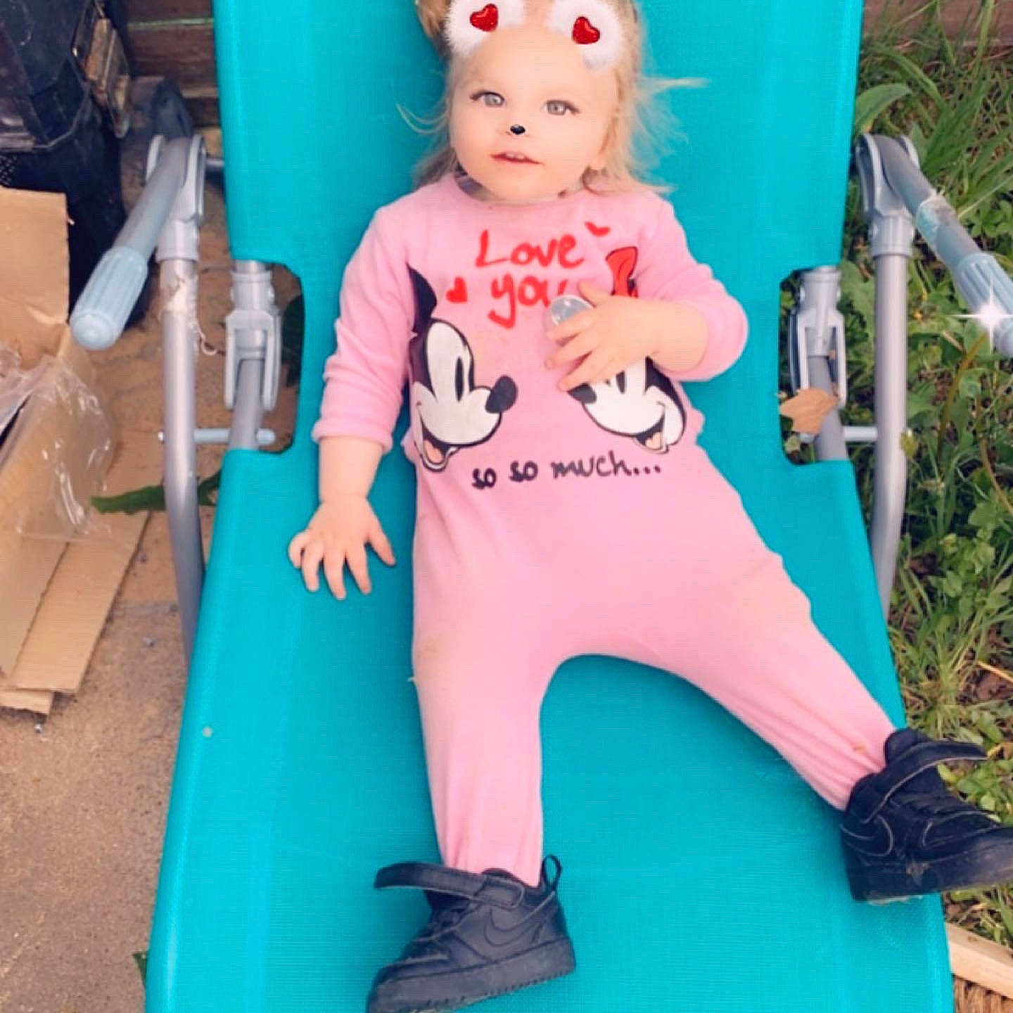 Maëlys a rejoint le concours — aidez-le/la à gagner de superbes lots ! baby_toddler_clothing, blue, child, electric_blue, fun, grass, happy, human_leg, joint, knee, leisure, person, pink, play, recreation, shipping_box, sleeve, sportswear, t_shirt, thigh