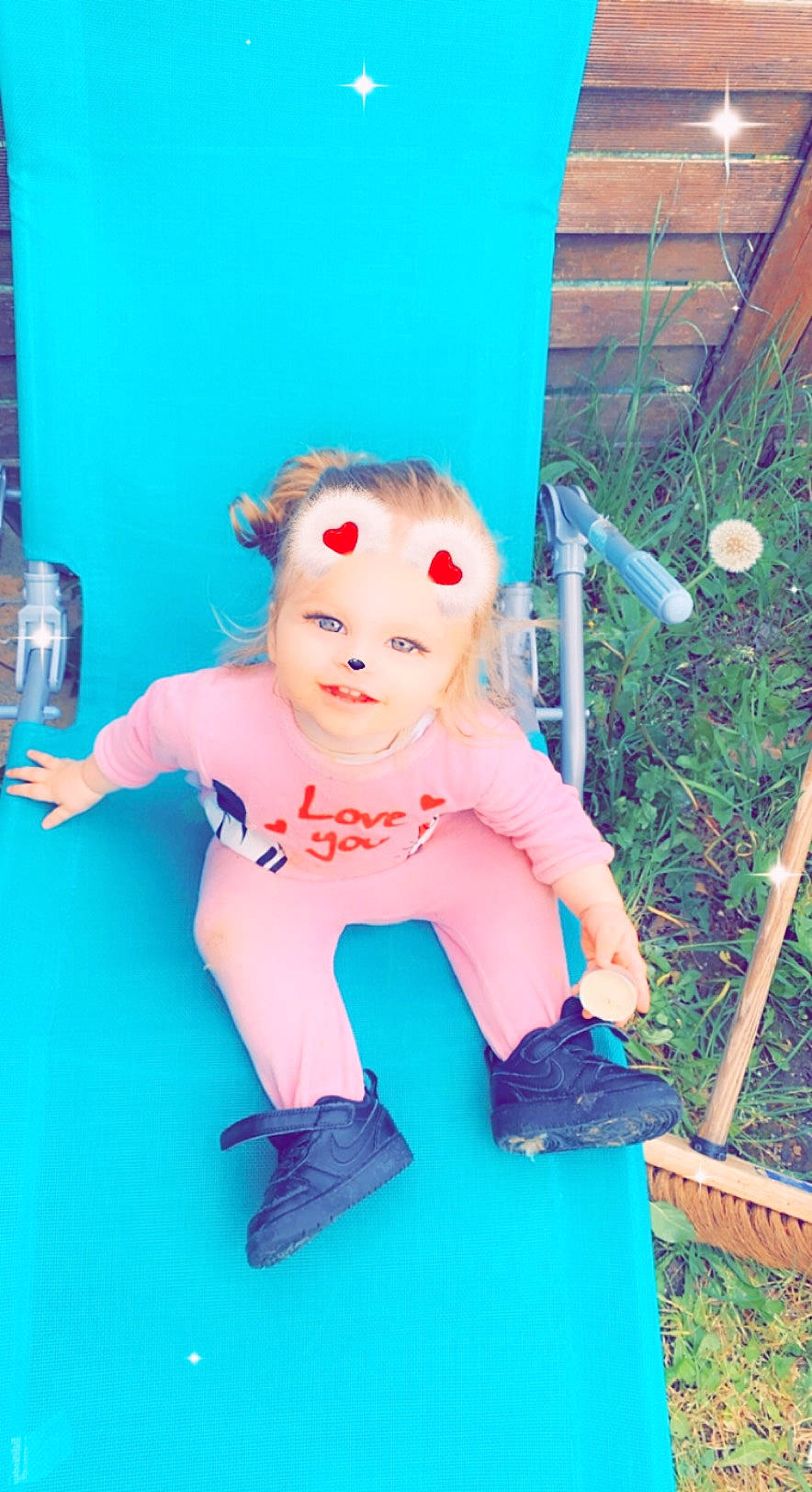 Maëlys a rejoint le concours — aidez-le/la à gagner de superbes lots ! animation, art, blue, child, costume, doll, electric_blue, figurine, fun, grass, happy, head, magenta, person, pink, plant, plastic, sitting, stuffed_toy, t_shirt