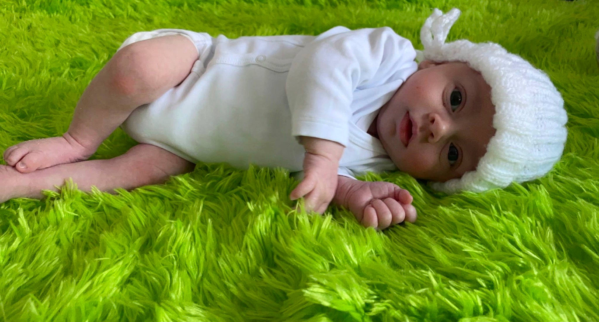 Khélio participe au concours pour gagner de l'argent avec cette photo : baby, baby_toddler_clothing, child, comfort, flooring, grass, grass_family, grassland, green, groundcover, happy, headwear, lawn, linens, pattern, people_in_nature, person, plant, skin, terrestrial_plant