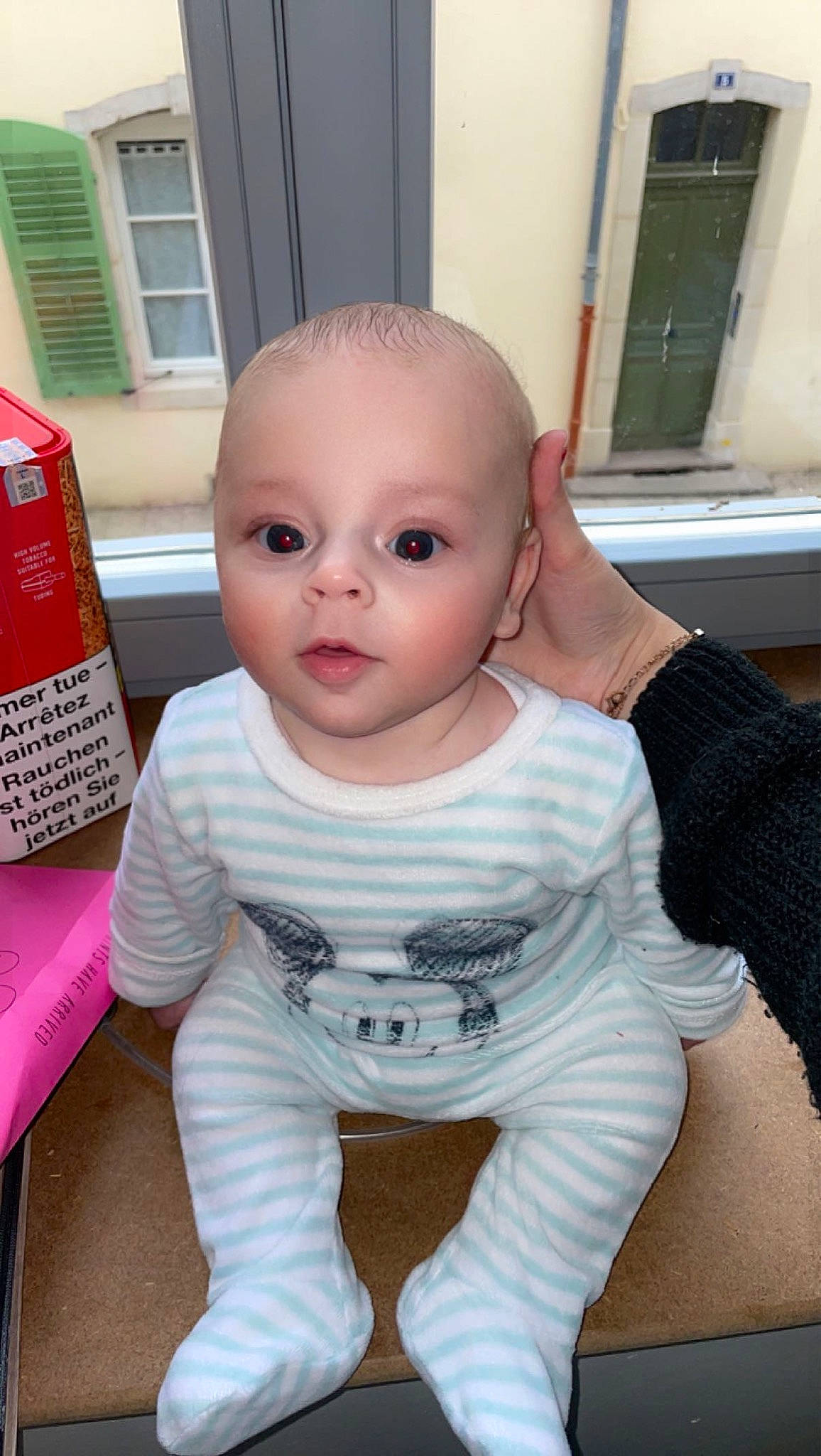 Khélio a rejoint le concours — aidez-le/la à gagner de superbes lots ! baby, baby_toddler_clothing, cheek, chest, child, chin, comfort, eye, eyelash, flooring, happy, iris, lip, no_expression, nose, person, sitting, skin, sleeve, surprise