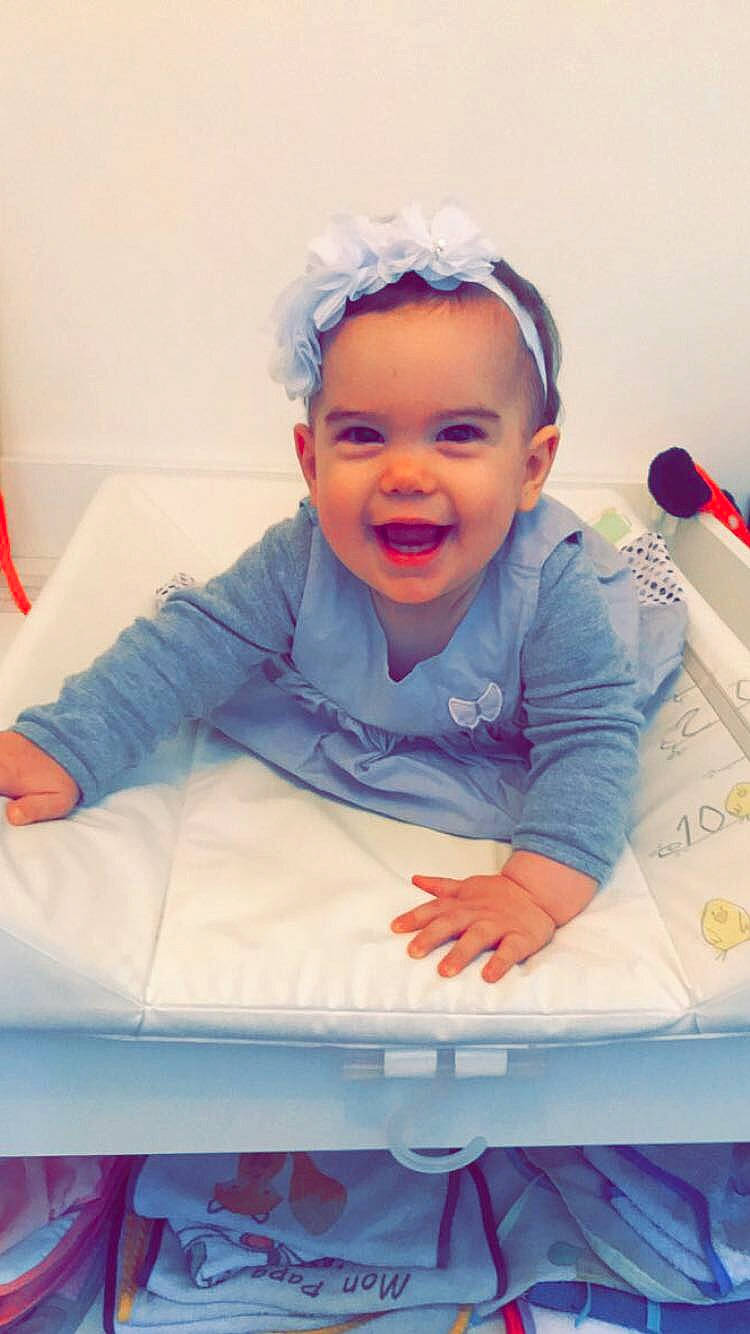 Thays participe au concours pour gagner de l'argent avec cette photo : baby, child, facial_expression, forehead, fun, hair_accessory, happy, head, headband, joy, person, play, skin, smile, toddler