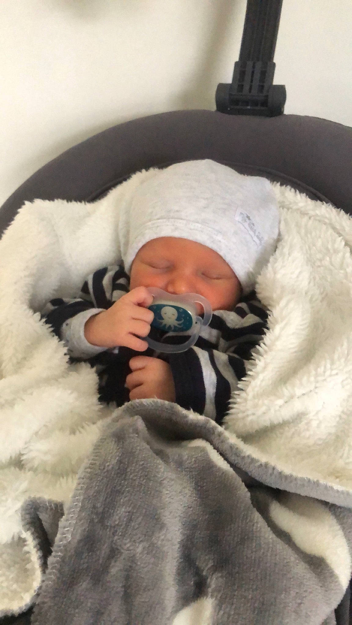 Solan a rejoint le concours — aidez-le/la à gagner de superbes lots ! baby, baby_products, baby_sleeping, baby_toddler_clothing, beanie, cap, child, comfort, fur, fur_clothing, headwear, linens, mammal, pattern, person, room, service, sitting, toddler, winter