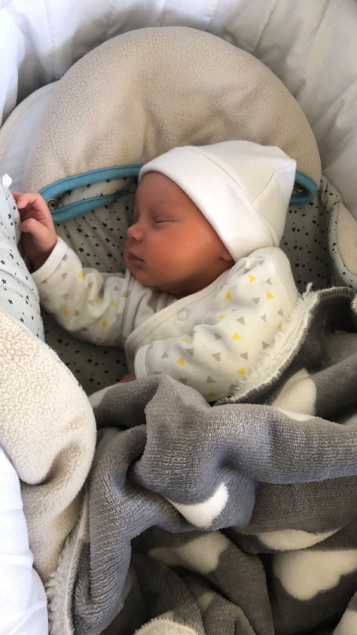 Solan a rejoint le concours — aidez-le/la à gagner de superbes lots ! baby, baby_products, baby_safety, baby_sleeping, baby_toddler_clothing, bedtime, blanket, child, comfort, hat, headwear, linens, nap, pattern, person, sleep, textile, thumb, toddler