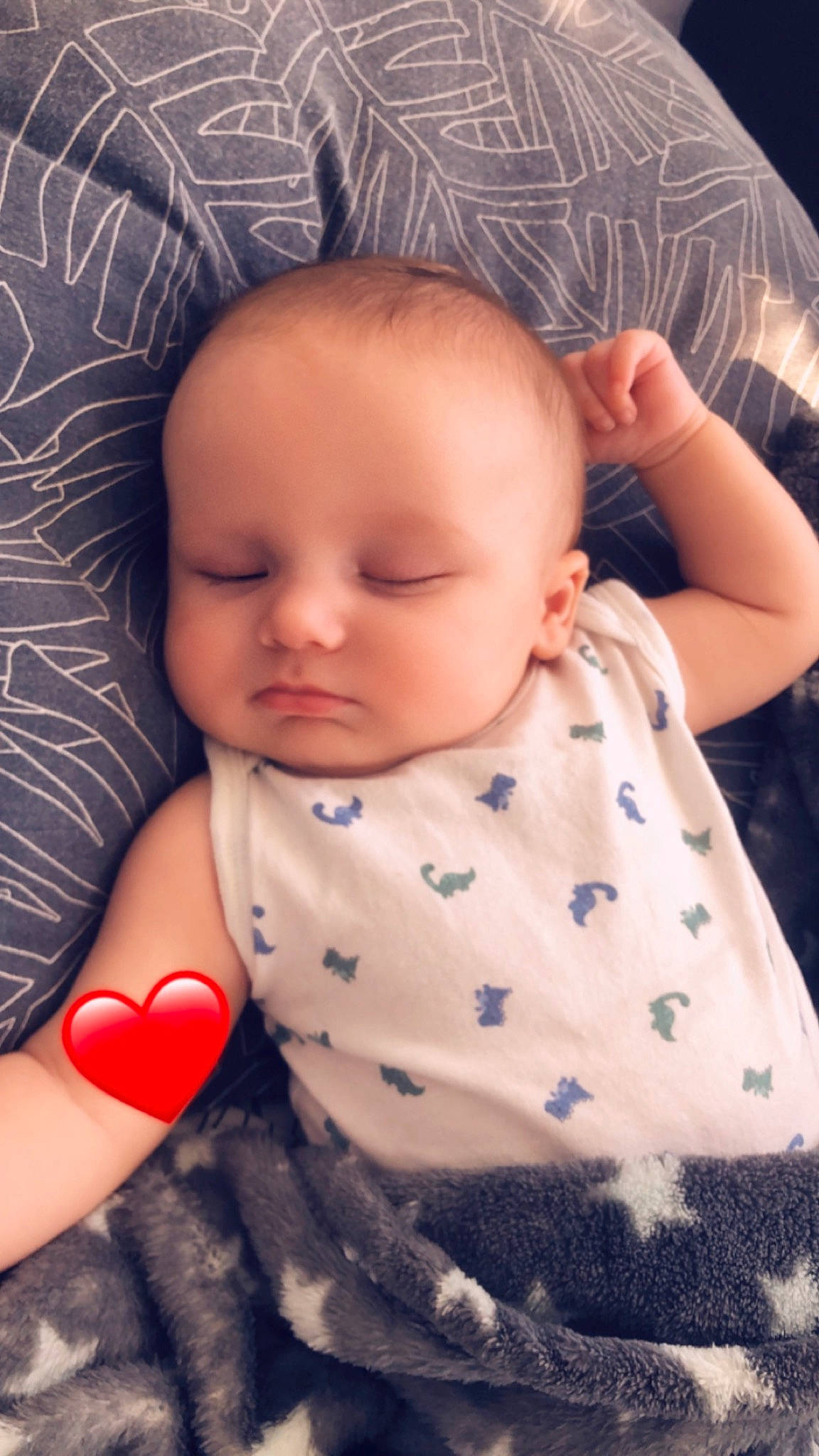 Solan participe au concours pour gagner de l'argent avec cette photo : arm, baby, baby_sleeping, baby_toddler_clothing, cheek, chin, comfort, facial_expression, hand, human, iris, lip, mammal, mouth, nose, organ, person, pink, skin, sleeve