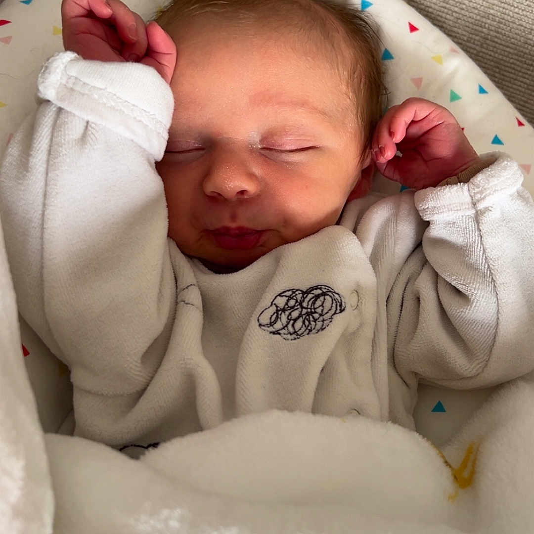 Elio a rejoint le concours — aidez-le/la à gagner de superbes lots ! baby, bed, blanket, clothing, cradle, crib, cushion, face, furniture, glove, head, homedecor, infantbed, newborn, person, photography, portrait, quilt, sleeping, towel