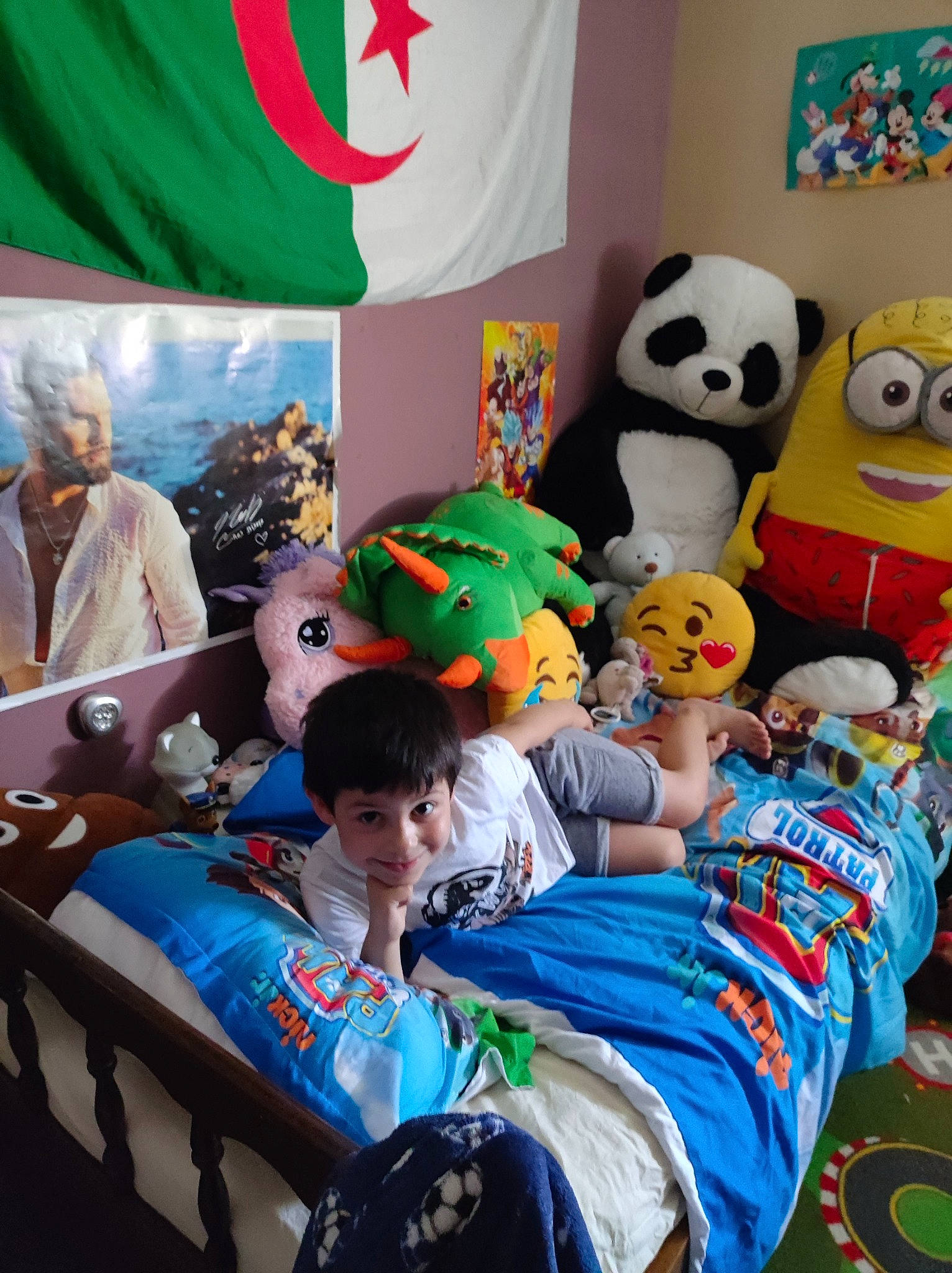 Nacim participe au concours pour gagner de l'argent avec cette photo : ball, crowd, event, fan, flag, football, fun, green, hat, headgear, joy, leisure, panda, people, person, product, social_group, stuffed_toy, t_shirt, toy