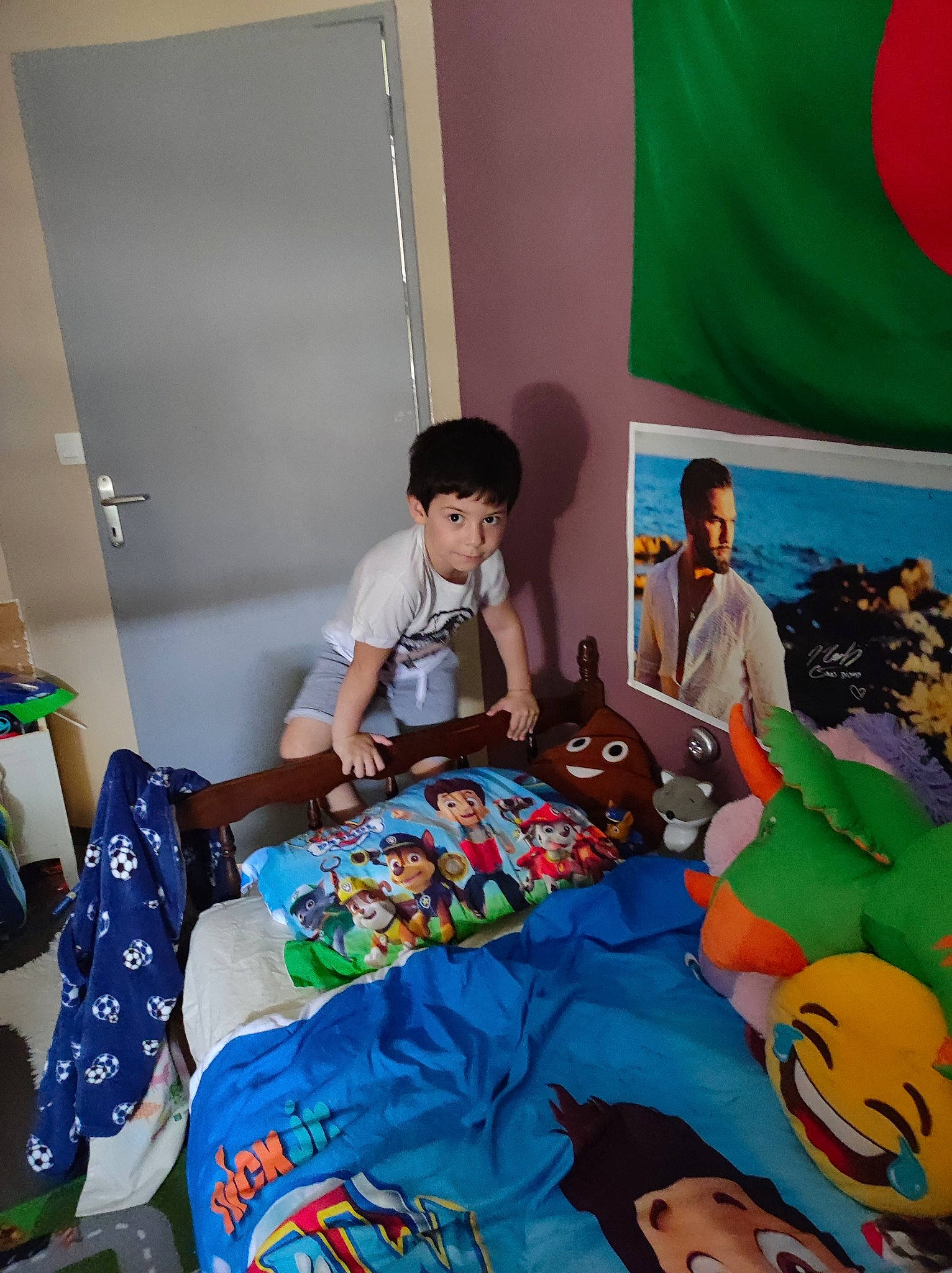 Nacim participe au concours pour gagner de l'argent avec cette photo : art, artist, bedding, child, event, fun, games, illustration, leisure, linens, mural, party, person, play, recreation, room, sharing, t_shirt, textile, visual_arts