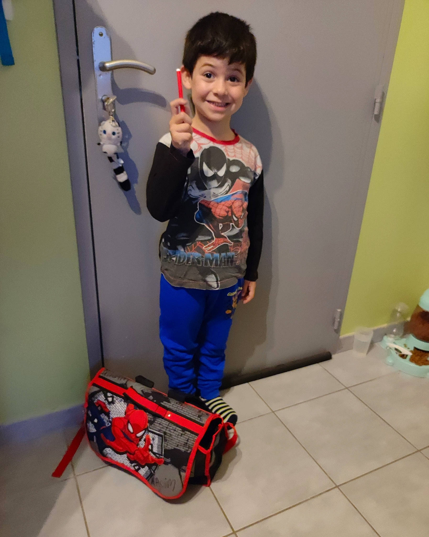 Nacim participe au concours pour gagner de l'argent avec cette photo : bag, baggage, child, costume, electric_blue, fashion_accessory, flooring, fun, human_leg, joy, knee, luggage_and_bags, machine, pattern, person, room, shoulder, sleeve, smile, t_shirt