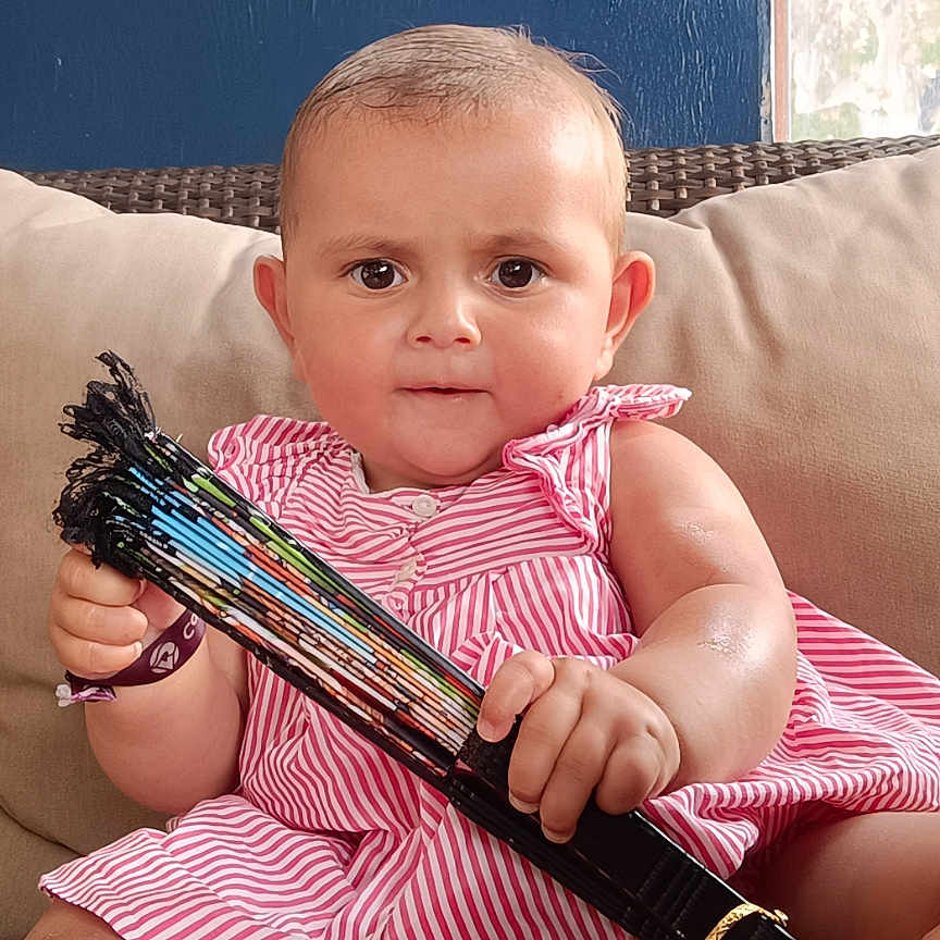 Maysie a rejoint le concours — aidez-le/la à gagner de superbes lots ! baby, blue_wall, child, couch, curious, face, fan, foot, furniture, hand, holding_object, home, indoor, person, pink_dress, portrait, sitting, skin, striped_clothing, window