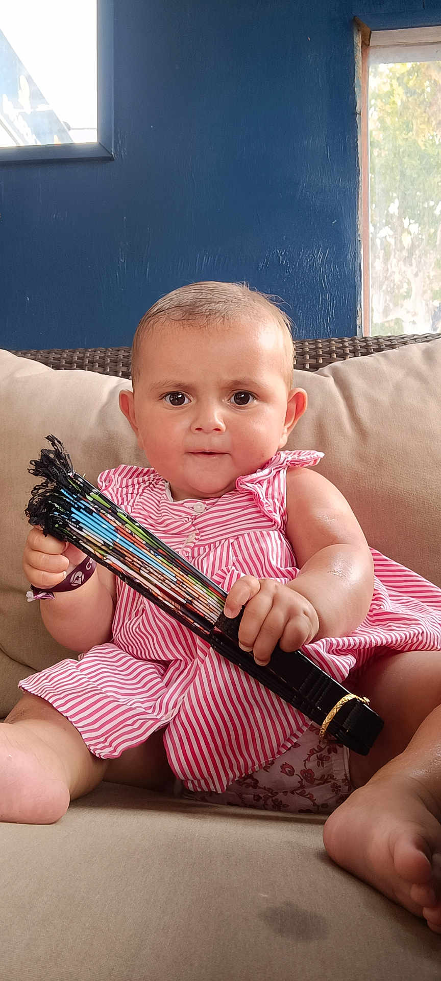 Maysie a rejoint le concours — aidez-le/la à gagner de superbes lots ! baby, blue_wall, child, couch, curious, face, fan, foot, furniture, hand, holding_object, home, indoor, person, pink_dress, portrait, sitting, skin, striped_clothing, window