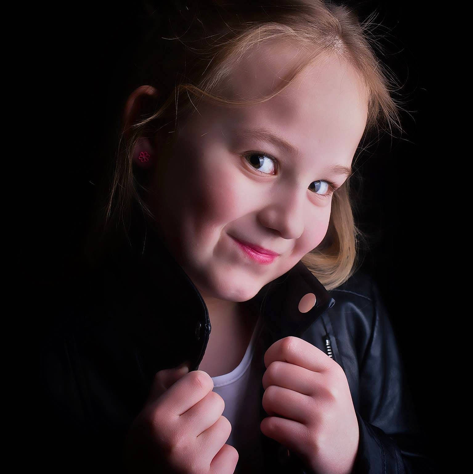 Hélèna participe au concours pour gagner de l'argent avec cette photo : beauty, black_hair, brown_hair, cheek, child, chin, darkness, ear, eye, face, girl, hand, human, long_hair, nose, person, photography, portrait, portrait_photography, skin