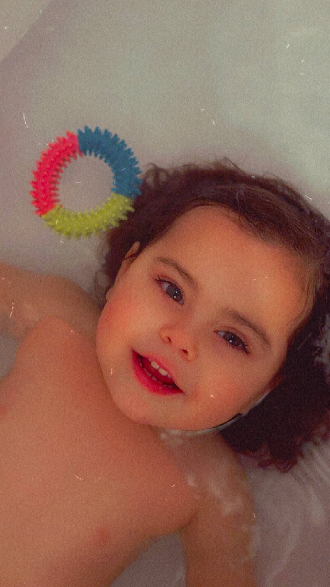 Méloé participe au concours pour gagner de l'argent avec cette photo : baby_playing_with_toys, bathing, cheek, chest, eyebrow, eyelash, facial_expression, fun, hairstyle, happy, iris, joy, lip, mouth, nose, organ, person, pink, skin, smile