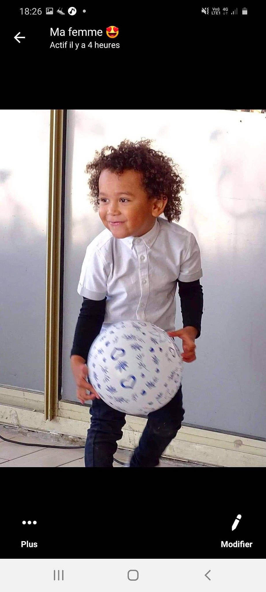 Kurtys participe au concours pour gagner de l'argent avec cette photo : ball, child, flash_photography, flooring, football, fun, happy, joy, knee, pattern, person, recreation, room, sleeve, smile, soccer_ball, sports_equipment, stock_photography, street_fashion, t_shirt