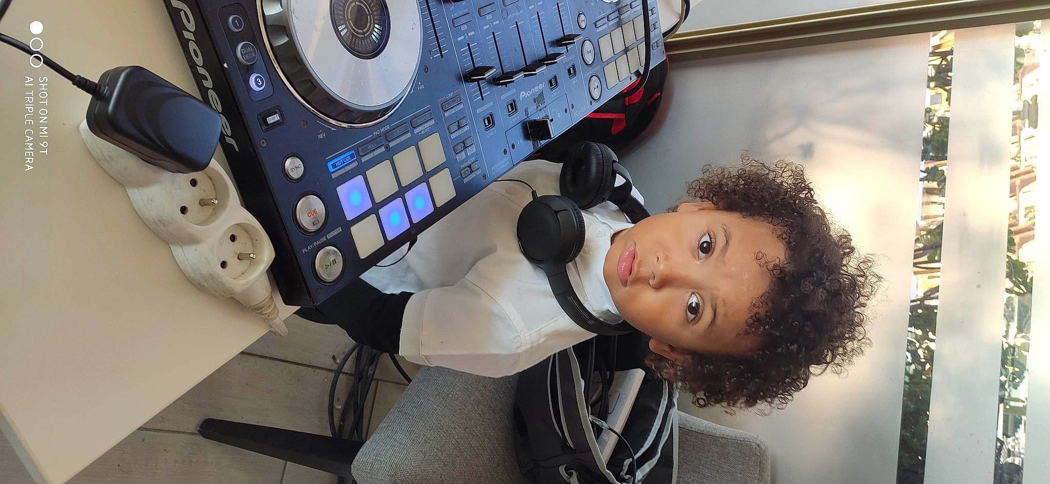 Kurtys a rejoint le concours — aidez-le/la à gagner de superbes lots ! aerospace_engineering, air_travel, airline, airplane, audio_equipment, automotive_design, computer_keyboard, electronic_musical_instrument, engineering, eyewear, gadget, headphones, job, luxury_vehicle, machine, person, personal_protective_equipment, sports_gear, tire