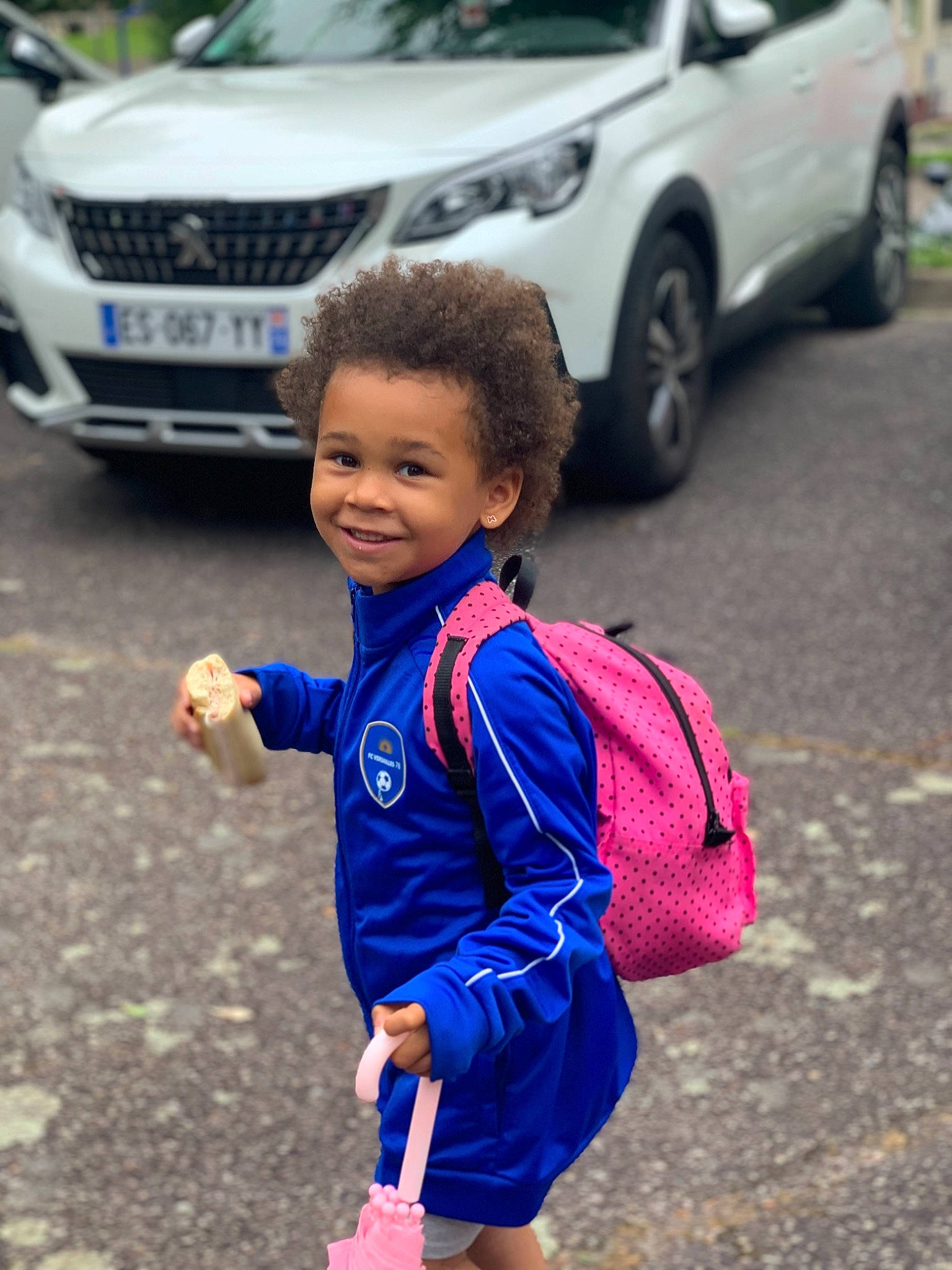 Luna participe au concours pour gagner de l'argent avec cette photo : asphalt, automotive_design, automotive_exterior, automotive_lighting, automotive_tire, bumper, car, grille, happy, head, infrastructure, joy, land_vehicle, motor_vehicle, person, photograph, street_fashion, tire, toddler, vehicle