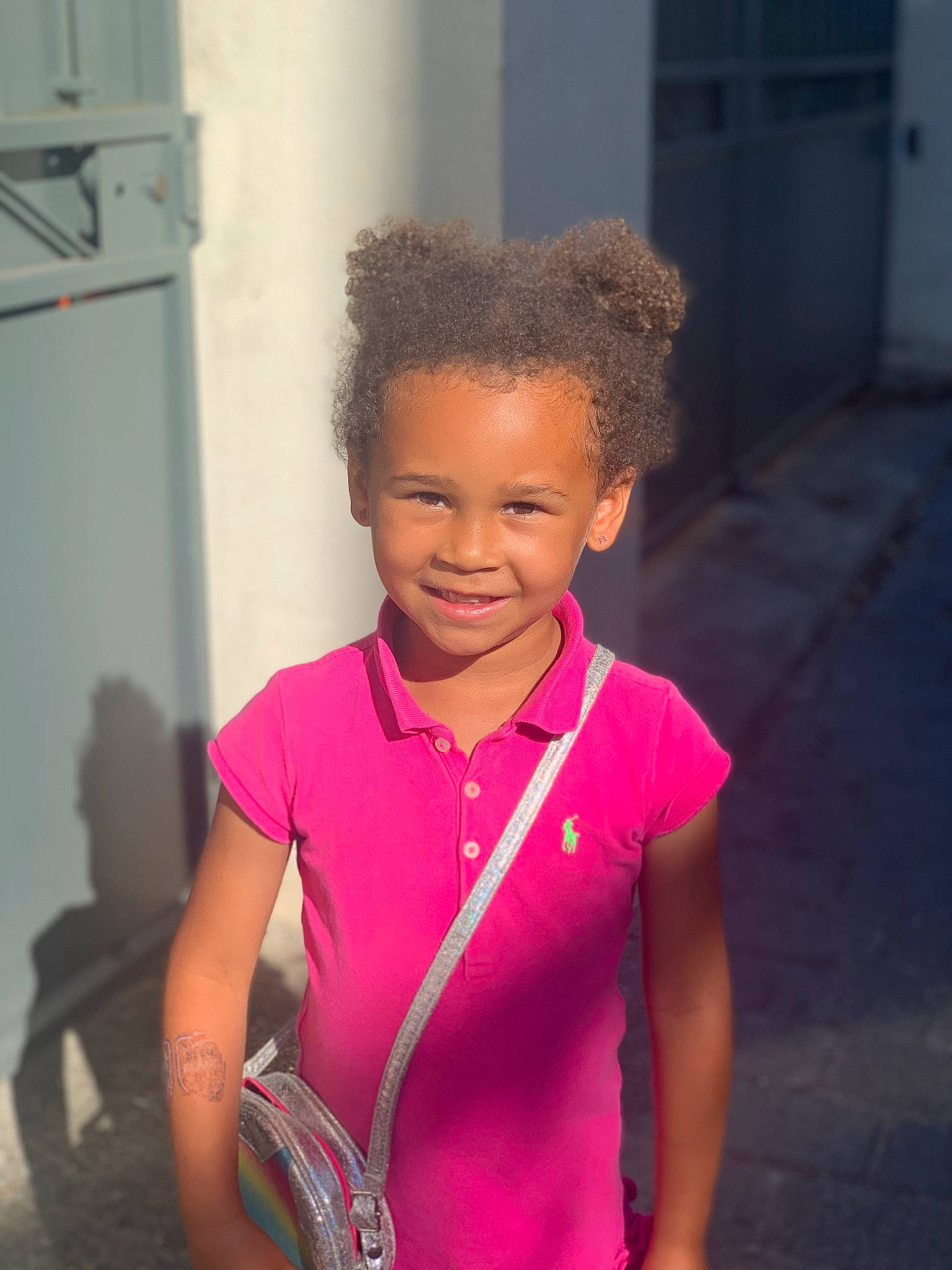 Luna participe au concours pour gagner de l'argent avec cette photo : chest, child, electric_blue, eyewear, fun, hair, happy, jewellery, joint, joy, leisure, lip, magenta, necklace, person, pink, purple, shoulder, smile, t_shirt