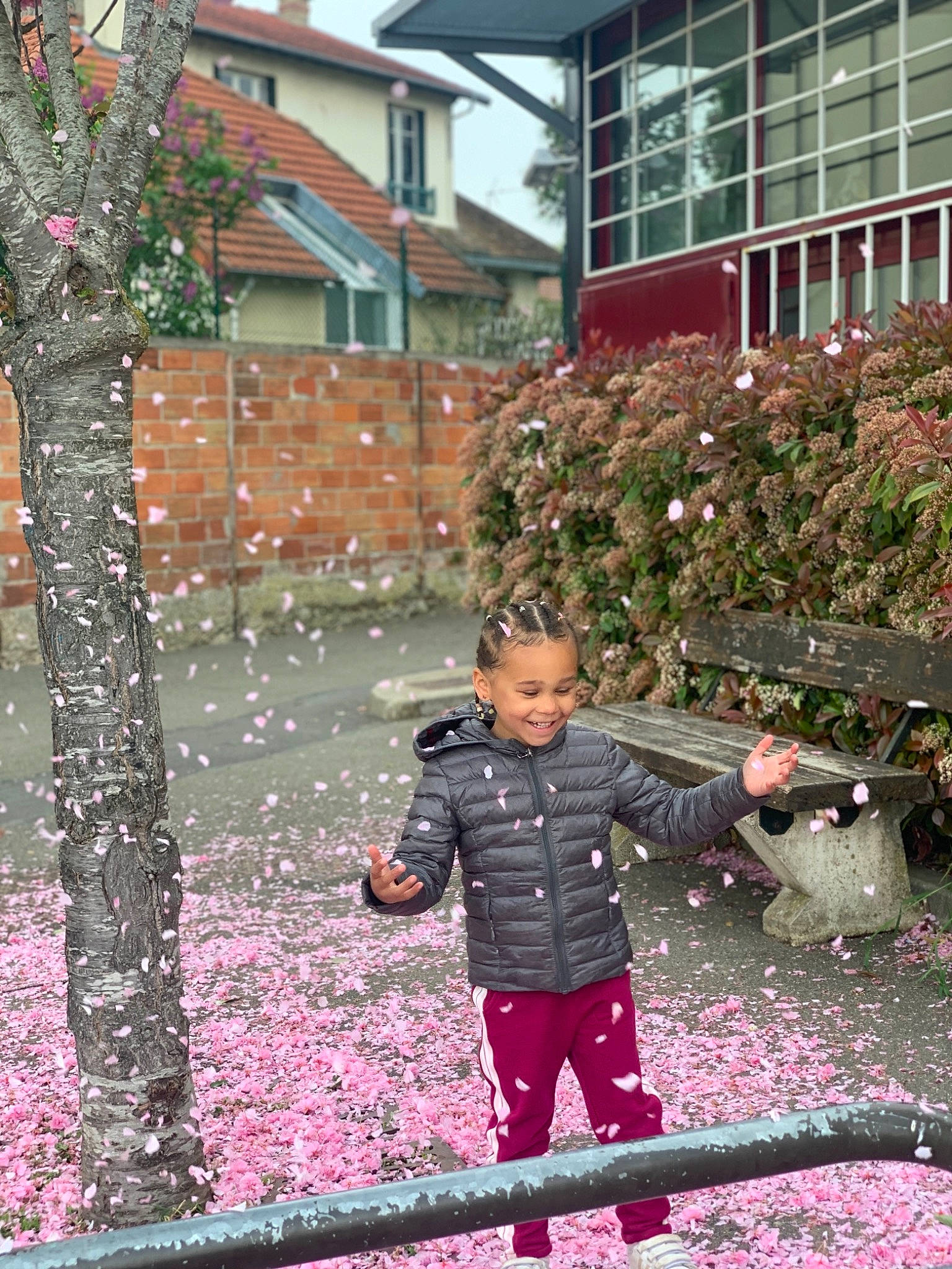 Luna participe au concours pour gagner de l'argent avec cette photo : botany, building, city, flooring, freezing, fun, grass, happy, house, human_settlement, joy, leisure, magenta, people_in_nature, person, pink, plant, standing, toddler, tree
