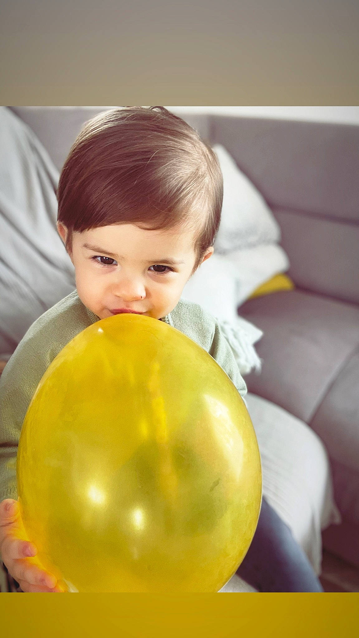 Emy a rejoint le concours — aidez-le/la à gagner de superbes lots ! child, comfort, couch, fun, happy, nose, person, play, portrait_photography, room, sitting, sweetness, toddler