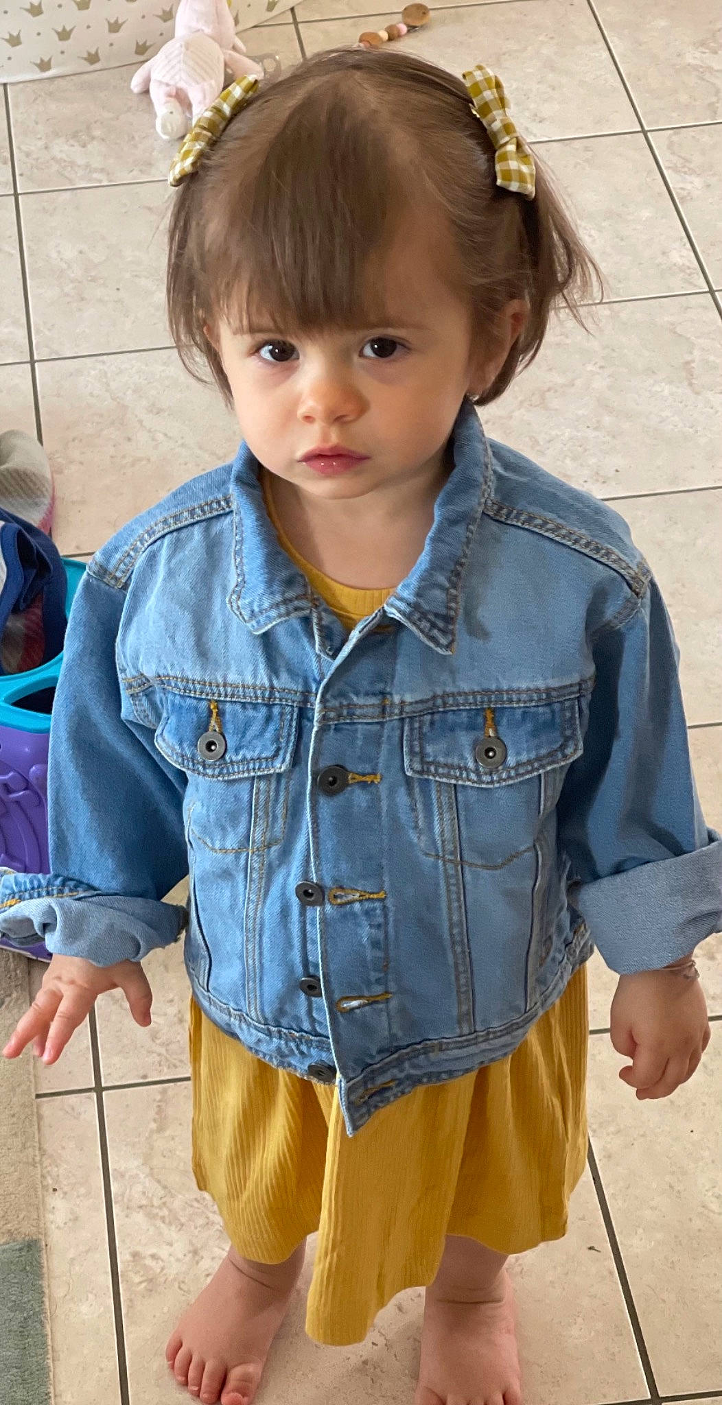 Emy participe au concours pour gagner de l'argent avec cette photo : baby_toddler_clothing, blue, clothing, collar, cool, denim, dress_shirt, fashion, hairstyle, joint, lip, neck, person, shorts, shoulder, skin, sleeve, standing, street_fashion, t_shirt