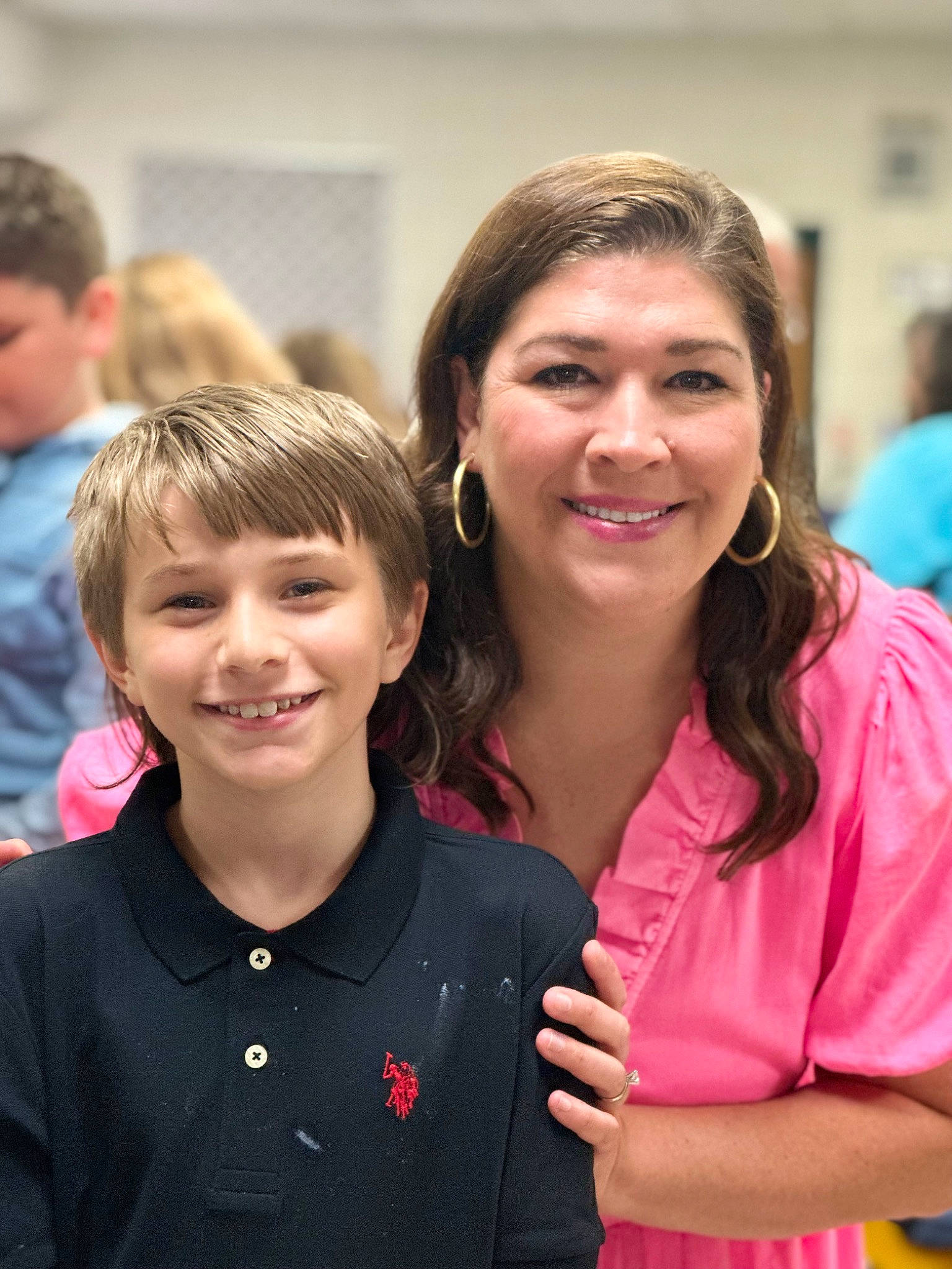 Graylen is registered to the contest to win money with this photo: blond, child, crowd, event, facial_expression, formal_wear, fun, gesture, happy, iris, jewellery, joy, laugh, necklace, person, room, skin, smile, t_shirt, team