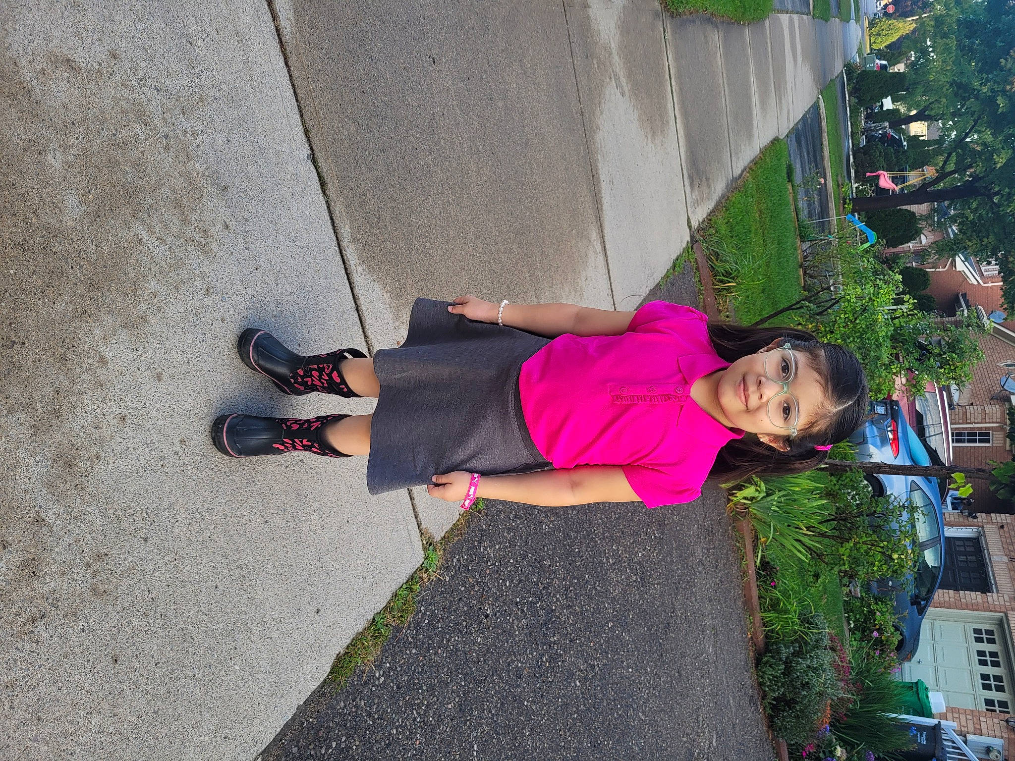 Danna is registered to the contest to win money with this photo: ankle, asphalt, concrete, fun, grass, human_leg, joy, leisure, magenta, pedestrian, person, plant, road, road_surface, shadow, shrub, sidewalk, sitting, street, thigh