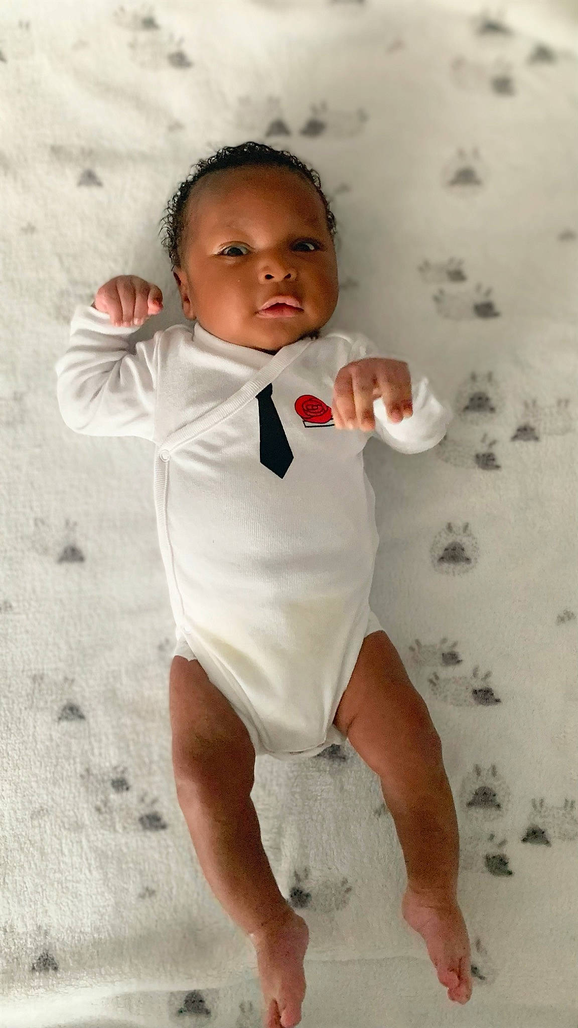 Maylone participe au concours pour gagner de l'argent avec cette photo : baby, baby_toddler_clothing, child, elbow, eye, face, finger, flash_photography, fun, gesture, happy, head, human_body, human_leg, leg, person, skin, sleeve, t_shirt, thumb