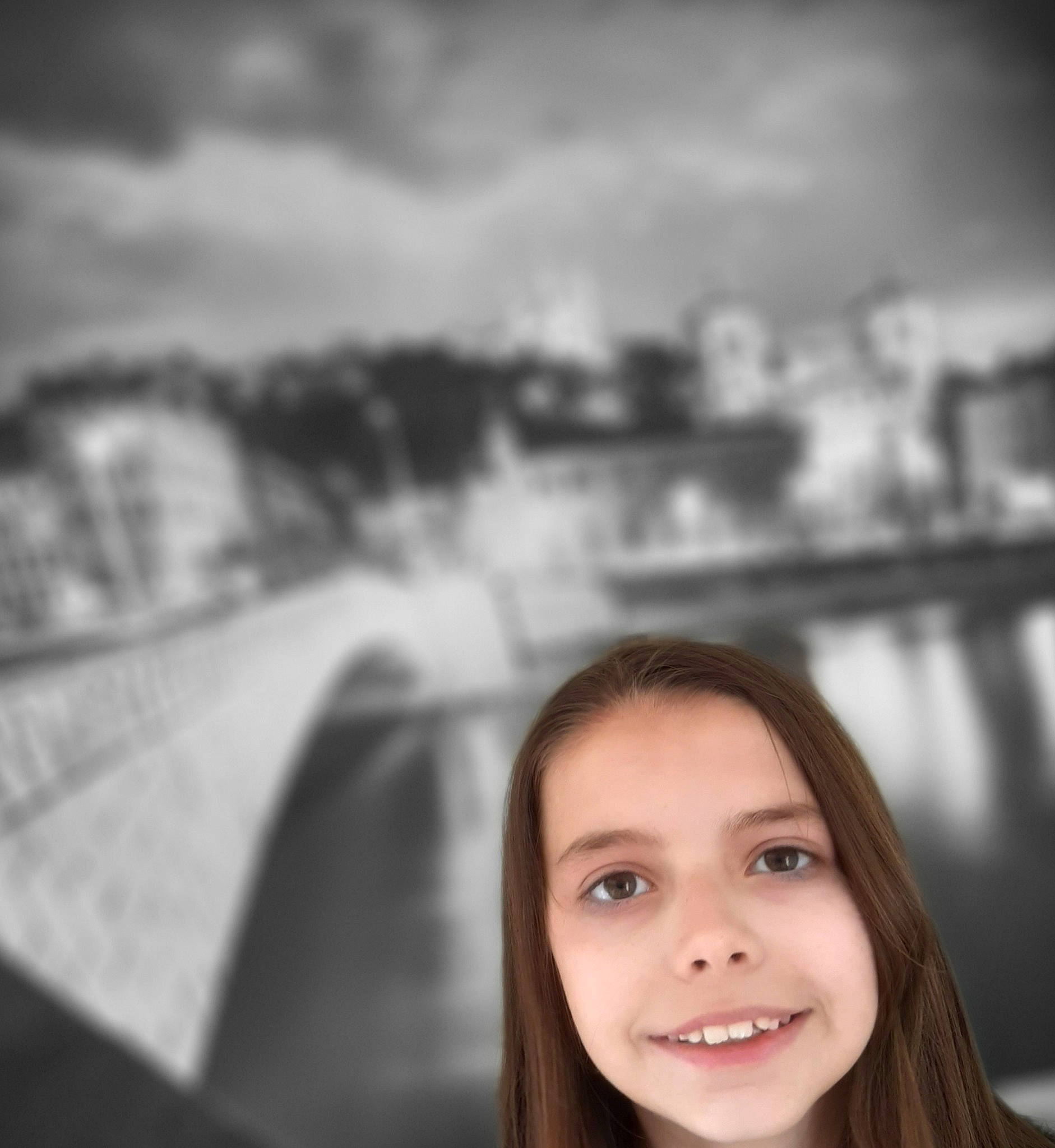 Mélissa Santander a rejoint le concours — aidez-le/la à gagner de superbes lots ! body_of_water, brown_hair, child, city, close_up, cloud, eye, face, flash_photography, fun, hairstyle, happy, joy, lip, monochrome, people, people_in_nature, person, reflection, sky