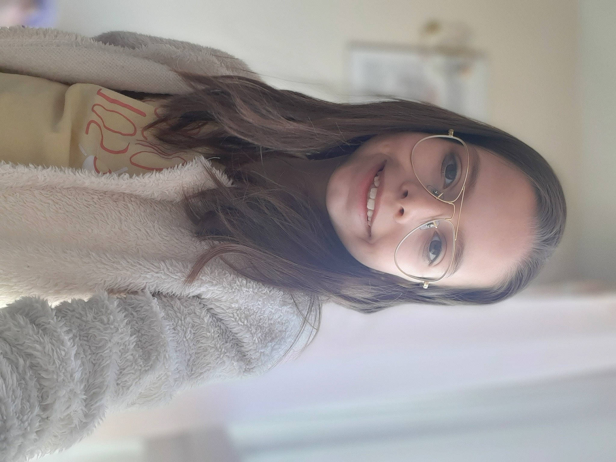 Mélissa Santander a rejoint le concours — aidez-le/la à gagner de superbes lots ! cheek, chin, comfort, eye, eyebrow, eyelash, face, flash_photography, gesture, grey, iris, jaw, joint, joy, lip, mouth, neck, nose, person, shoulder