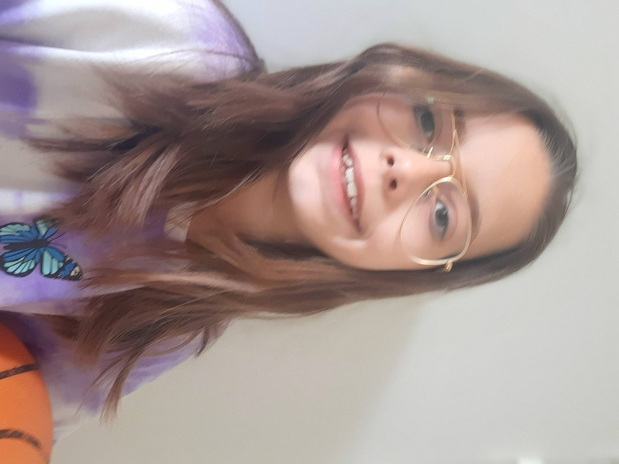 Mélissa Santander a rejoint le concours — aidez-le/la à gagner de superbes lots ! black_hair, cheek, dress, eyebrow, eyelash, face, flash_photography, gesture, happy, insect, iris, jaw, joy, layered_hair, lip, mouth, neck, nose, person, shoulder