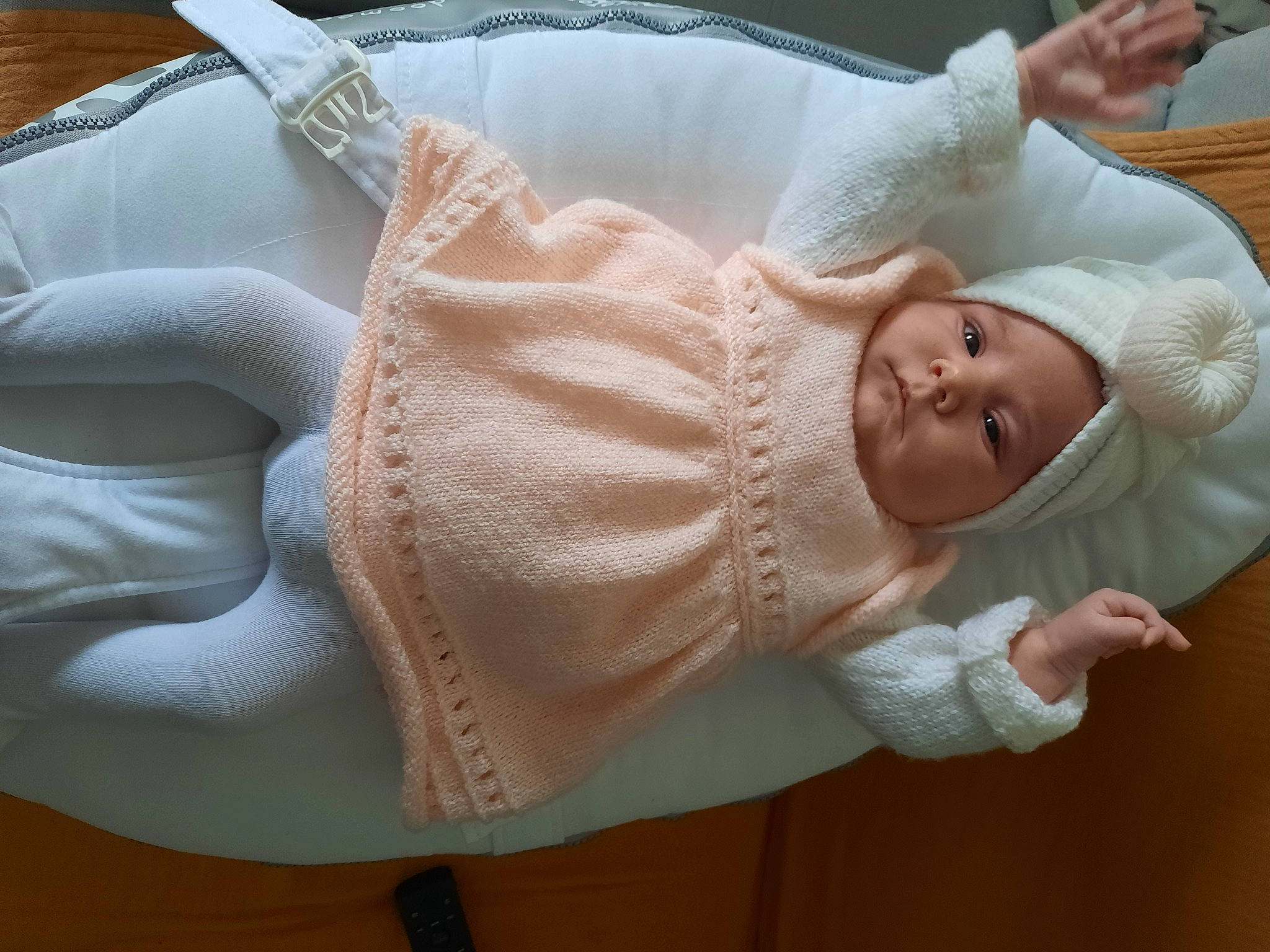 Mila participe au concours pour gagner de l'argent avec cette photo : baby, baby_products, baby_toddler_clothing, child, comfort, hat, headwear, linens, person, sleeve, toddler, wool