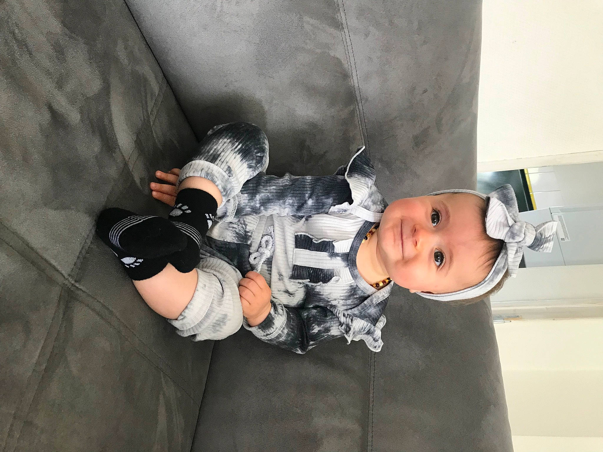 Shaïny a rejoint le concours — aidez-le/la à gagner de superbes lots ! baby, baby_products, baby_toddler_clothing, ceiling, child, comfort, flash_photography, fun, hat, human_leg, joy, knee, leg, person, personal_protective_equipment, plaster, room, sitting, smile, t_shirt