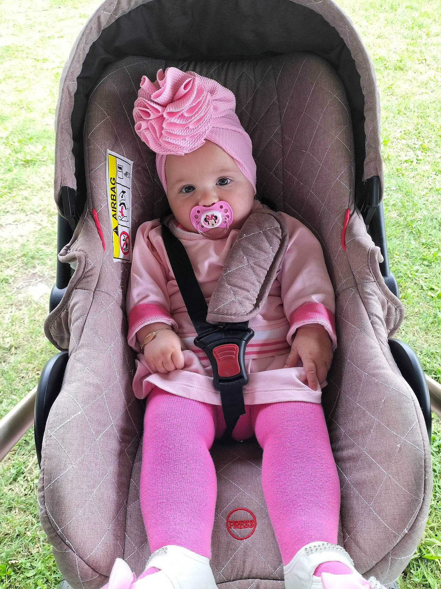 Ruby a rejoint le concours — aidez-le/la à gagner de superbes lots ! auto_part, baby, baby_carriage, baby_toddler_clothing, bag, cap, car_seat, carmine, chair, comfort, doll, fashion_accessory, grass, headwear, lap, magenta, person, personal_protective_equipment, pink, shoe