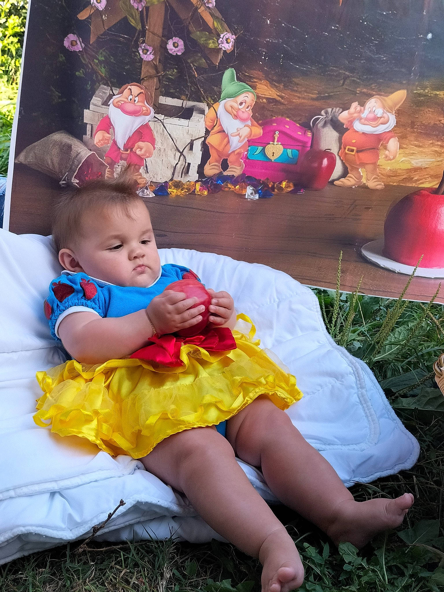Ruby a rejoint le concours — aidez-le/la à gagner de superbes lots ! baby, baby_toddler_clothing, chair, child, dress, event, fun, grass, happy, hat, human_leg, lap, leisure, person, pink, plant, recreation, sitting, thigh, toddler