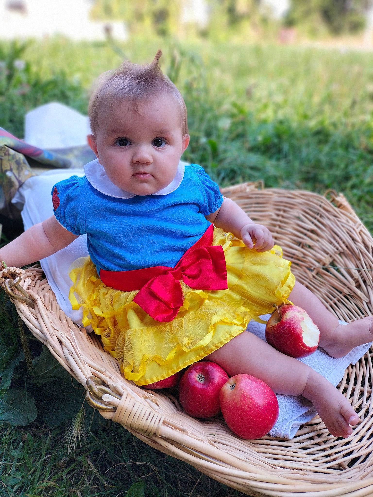 Ruby a rejoint le concours — aidez-le/la à gagner de superbes lots ! baby, baby_toddler_clothing, basket, chair, child, event, food, fruit, fun, grass, happy, leisure, natural_foods, people_in_nature, person, pink, plant, recreation, sitting, summer